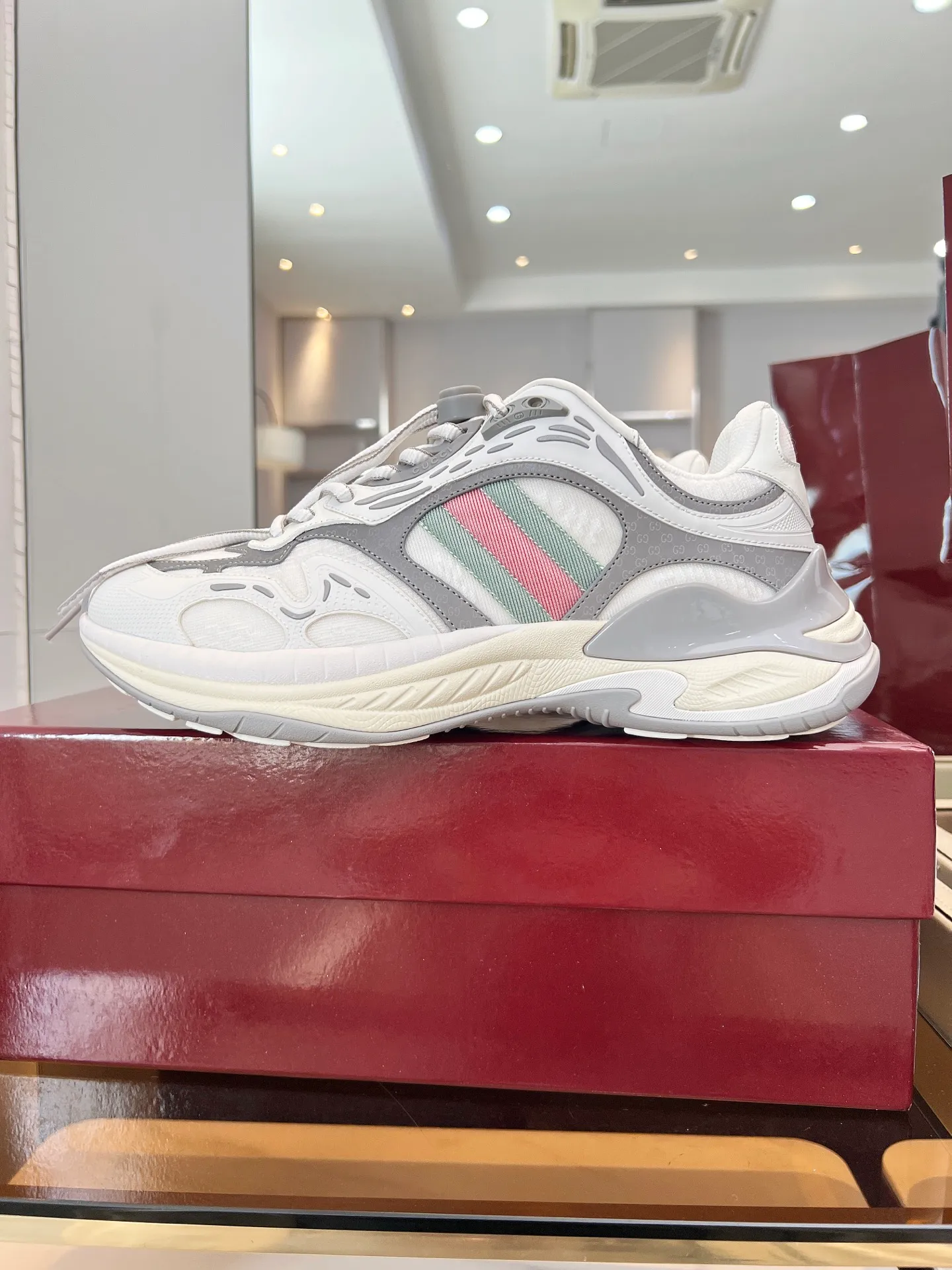 [G Home] P:920💰 Men’s size comes out first Size: 39-45 (45 customized) 2025Gucci series 2.0 sports shoes are made with heavy investment❤️‍🔥❤️‍🔥❤️‍🔥Renewed interpretation of the brand's iconic striped webbing elements😍😍When retro genes collide with futuristic design🎊🎊This new pair of Gucci shoes directly reaches the trend threshold💥 ✔️Color combination of caron contrast + classic stripes, GG reflective piping, visual impact, and comes with a high-light filter for street use ✔️ The structure is made of multi-layer splicing of different materials, mesh is breathable, leather is shaped, and the outsole is made of EVA foam and TPU. 😍😍😍Fashion and practicality are both online ✔️ Detailed double G midsole + iconic double G lock shoelaces, retro DNA is crazy and restless, and every step is based on the trendy aesthetic ❤️❤️❤��❤️